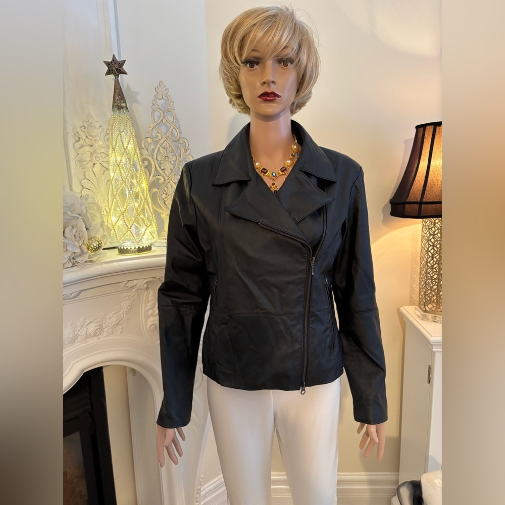 Elegant Women's Black Leather Jacket